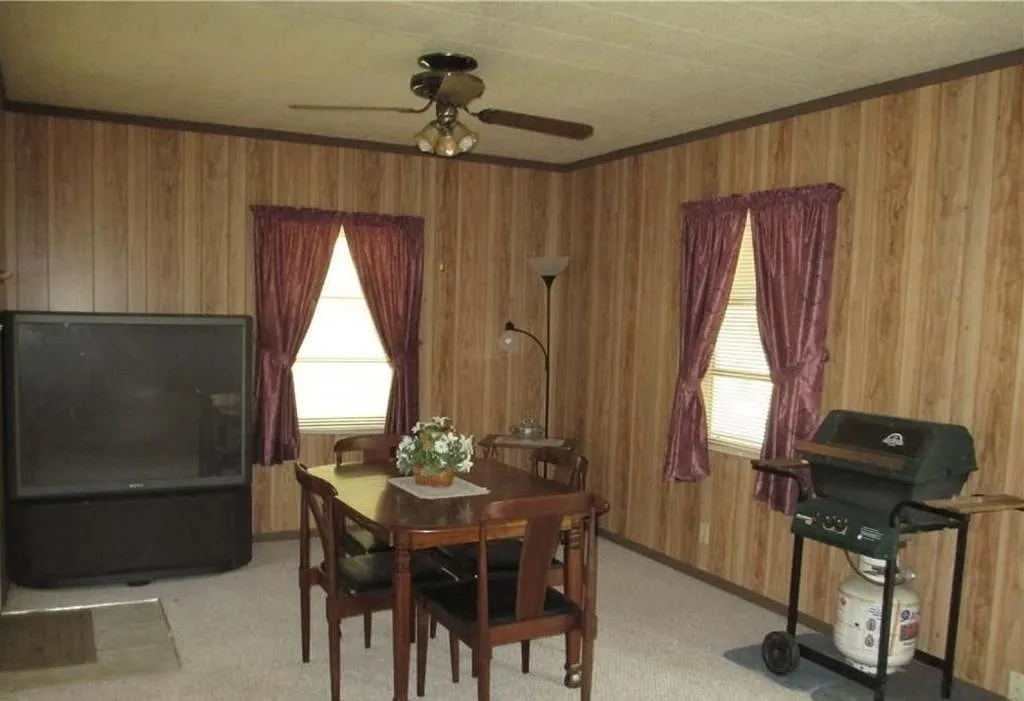 455 S Thompson Ave — Photo 4
