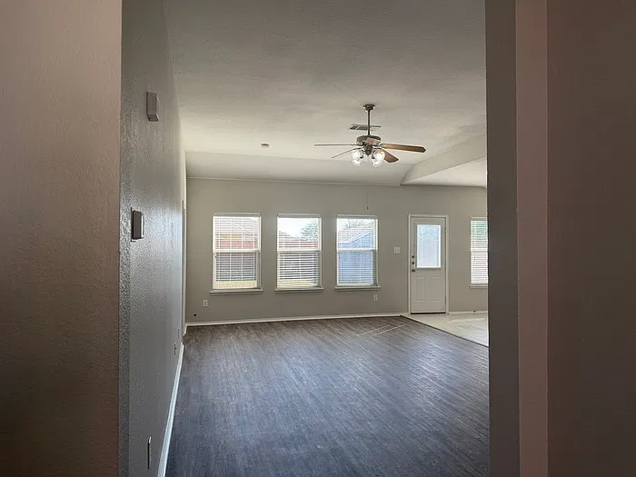 3 bed, 2.0 bath, 1391 sqft, $1,595 — Photo 3