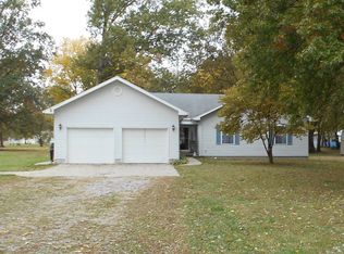 302 Emory St, Flora, IL 62839