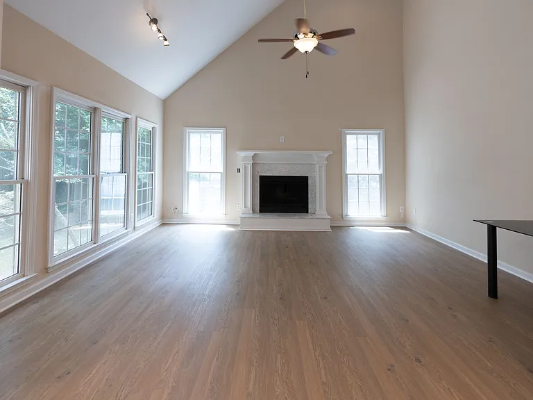 1649 Crittenden Ln — Photo 5