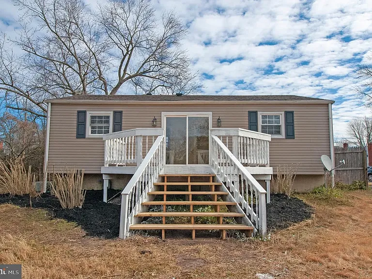 214 N Bradford St — Photo 23