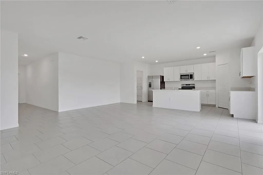5 bed, 3.0 bath, 2400 sqft, $2,700 — Photo 4