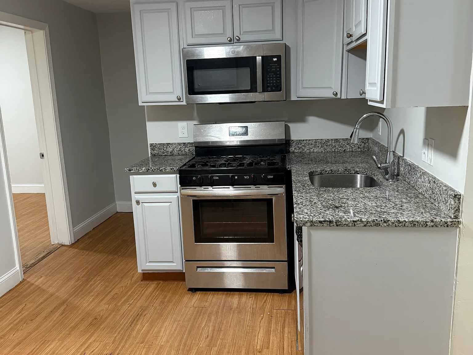 3 bed, 1150 sqft, $3,200 — Photo 2
