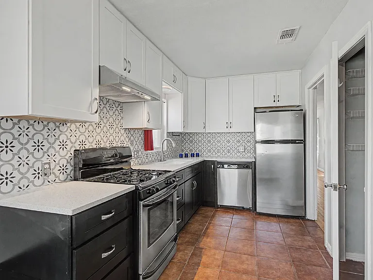 422 N Pecan St — Photo 8