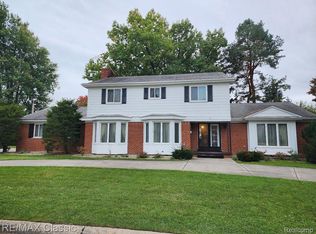 25 S Duval Rd, Grosse Pointe Shores, MI 48236
