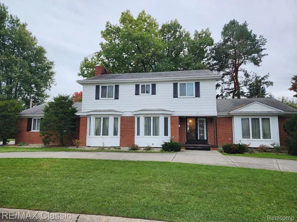 25 S Duval Rd, Grosse Pointe Shores, MI 48236