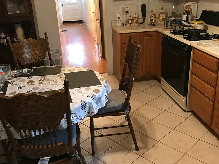 10-12 Taunton #1 Somerville eat-in kitchen