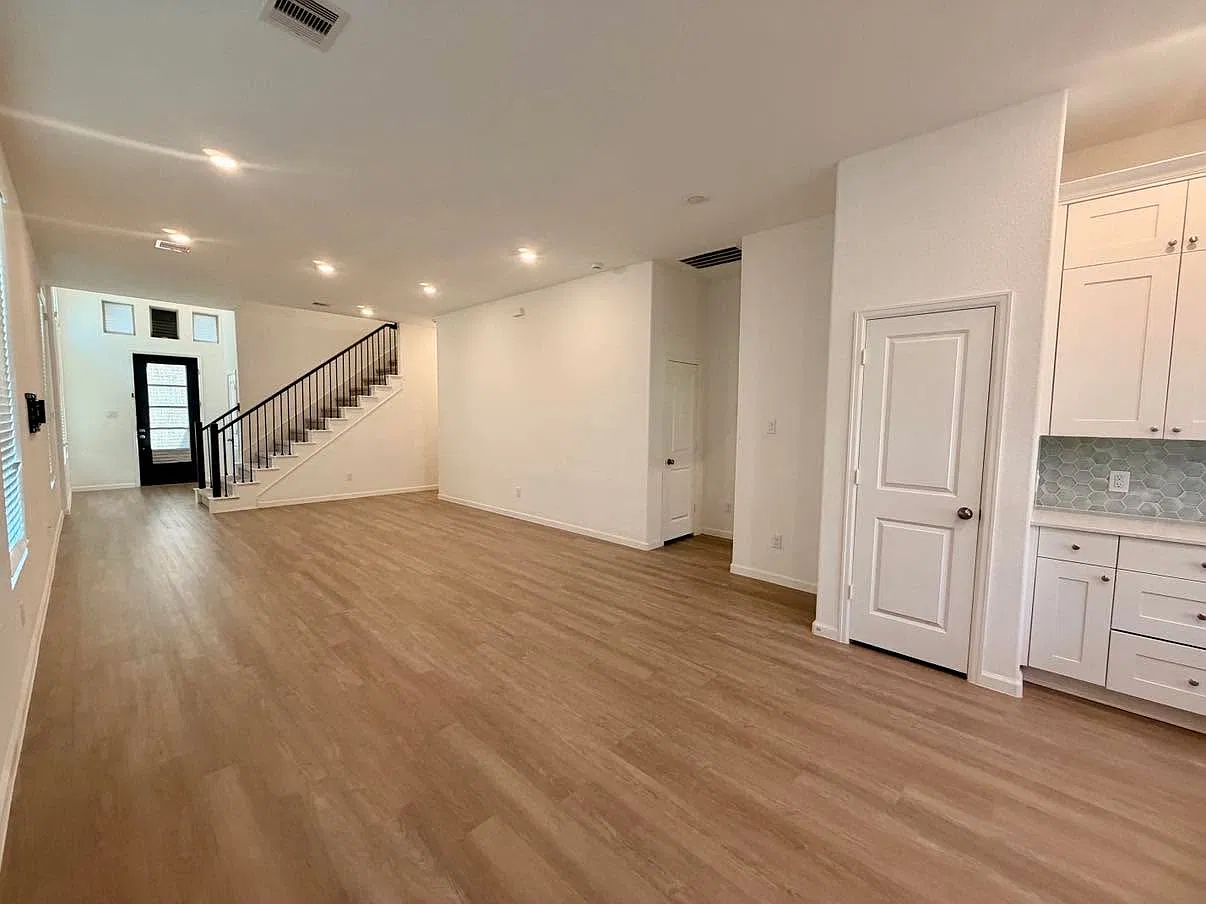 4 bed, 3.5 bath, 2285 sqft, $2,600 — Photo 4