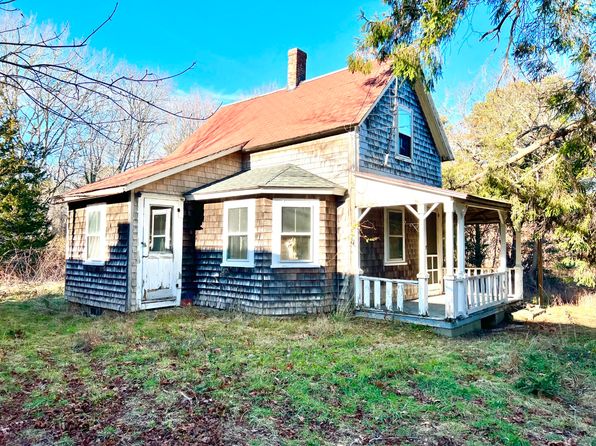 25 Oak Ave, Oak Bluffs, MA 02557