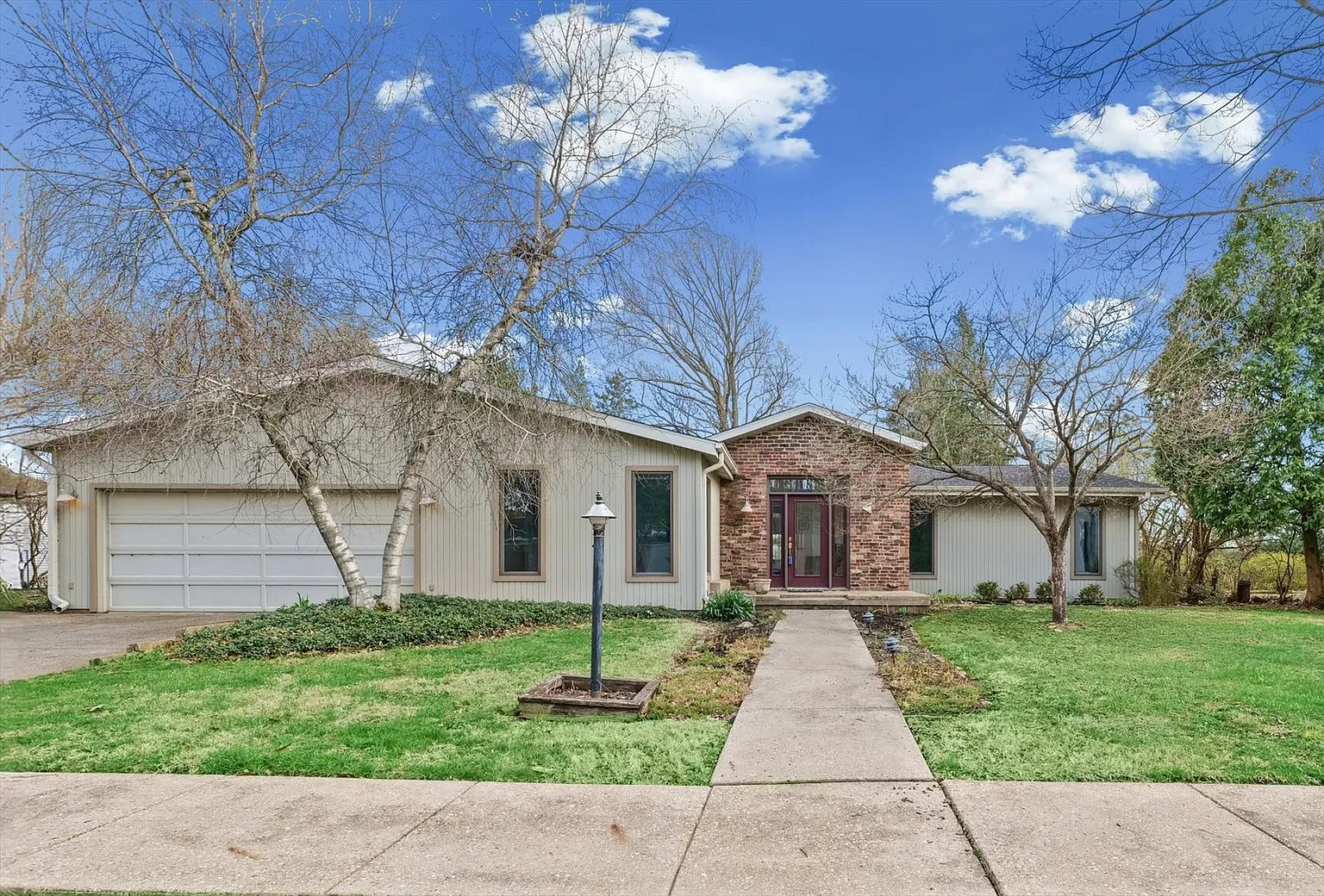 205 E Sherwin Cir photo 1