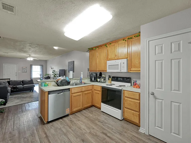 410 Freeman Ave — Photo 4