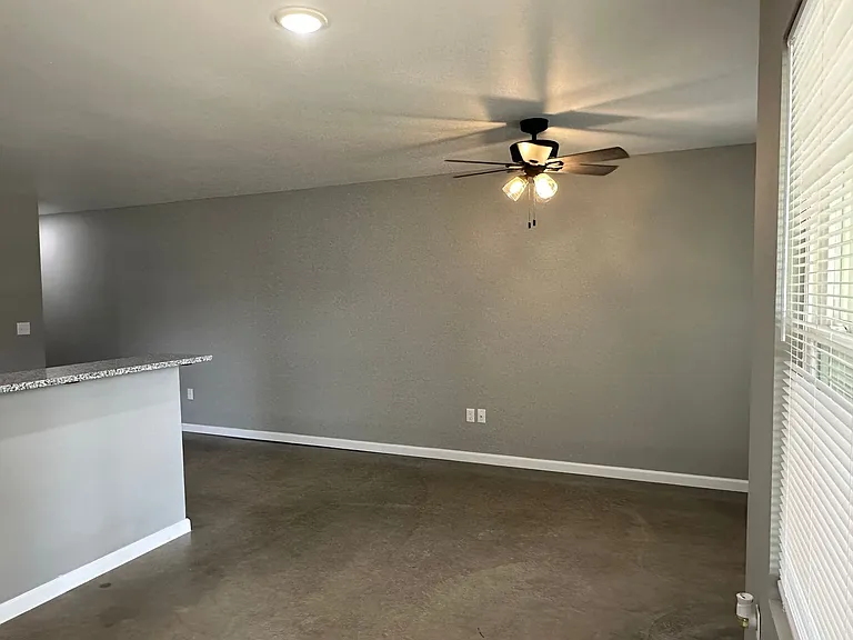 120-122 S Pearl Ave — Photo 2