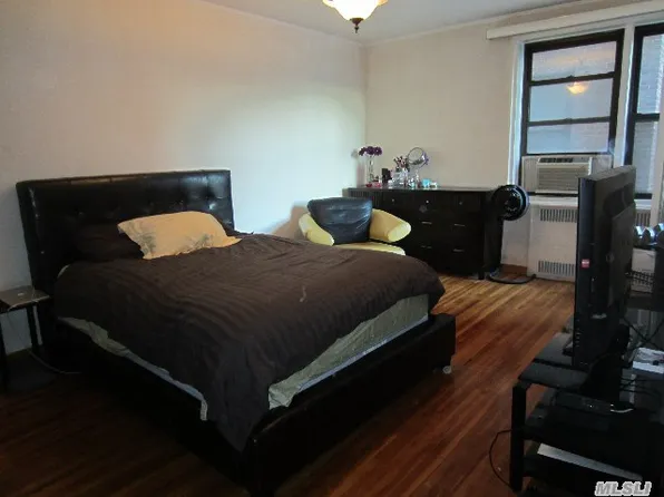 69-40 Yellowstone Boulevard image 1 of 6