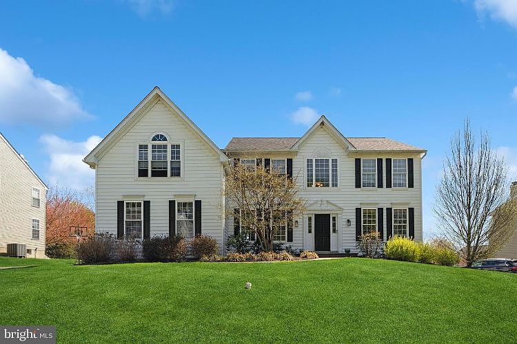 1st image of 245 Ferndale Ln