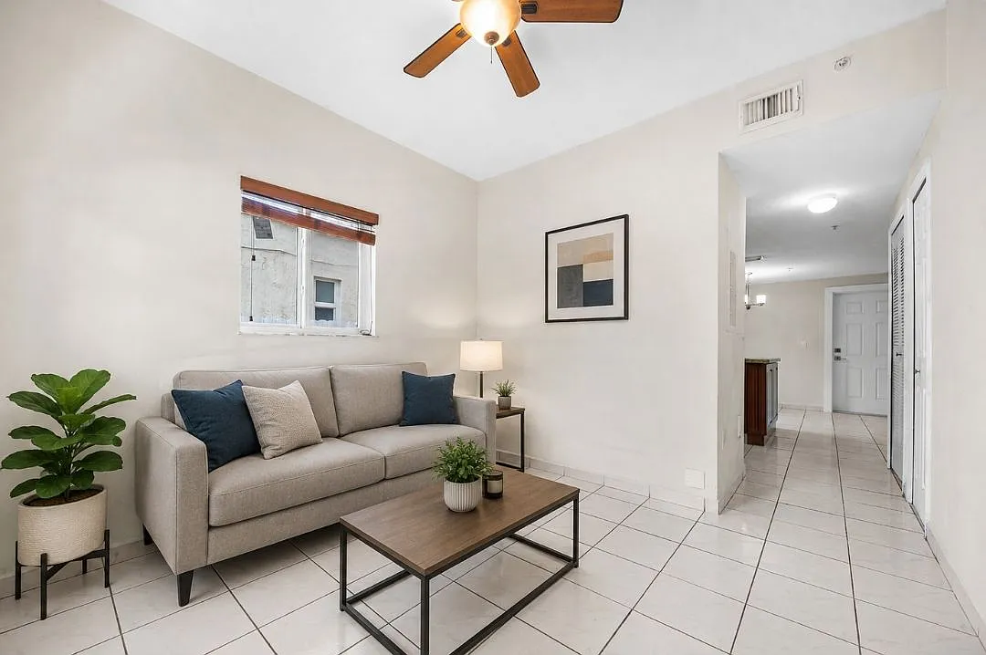 3 bed, 1080 sqft, $2,700 — Photo 3