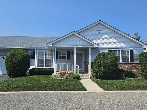 7 Daria Drive, Oakdale, NY 11769