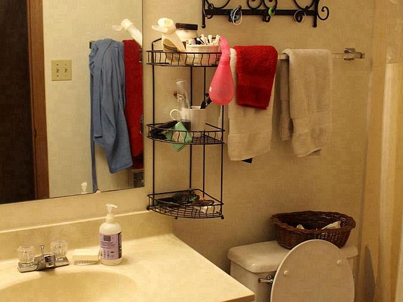 Bathroom with tub/shower