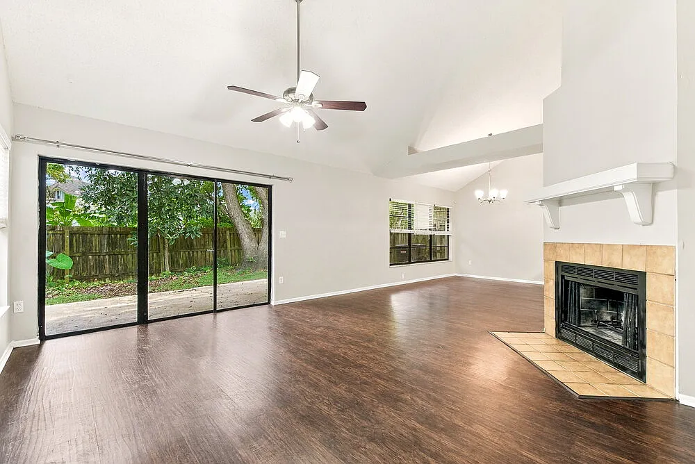 3 bed, 2.0 bath, 1660 sqft, $2,540 — Photo 4