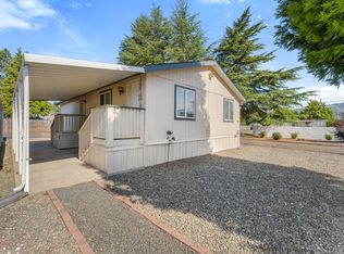 750 Roguelea Ln, Grants Pass, OR 97526