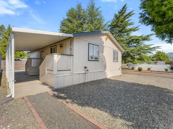 750 Roguelea Ln, Grants Pass, OR 97526