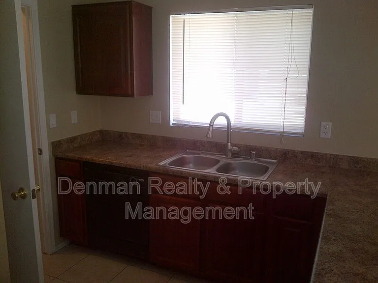 5725 S 32nd Ln — Photo 9