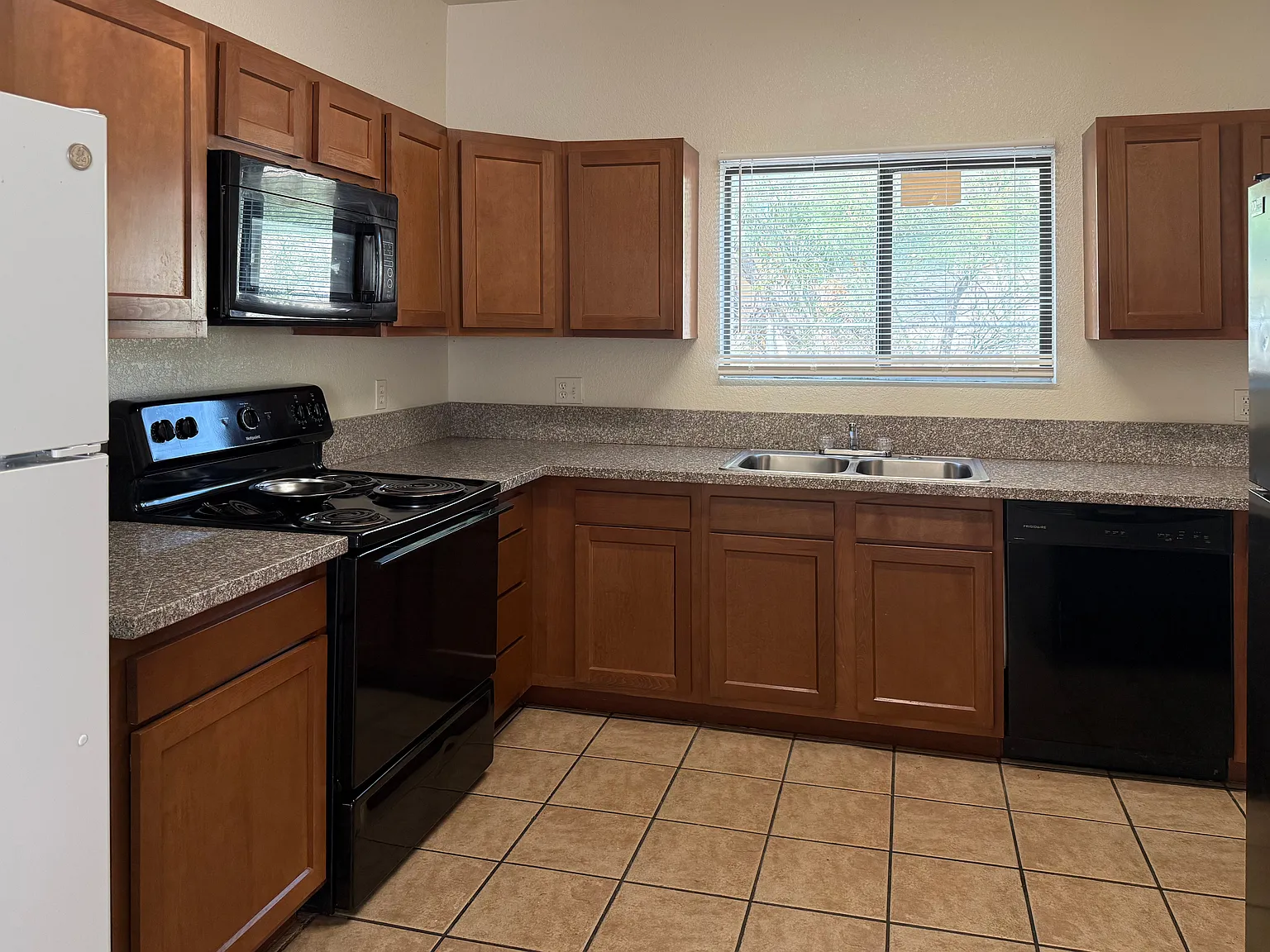 5 bed, 1562 sqft, $3,775 — Photo 3