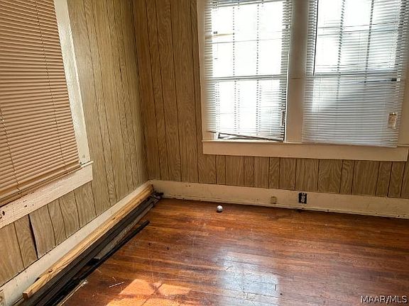 3rd image of 927 Woodward Rd