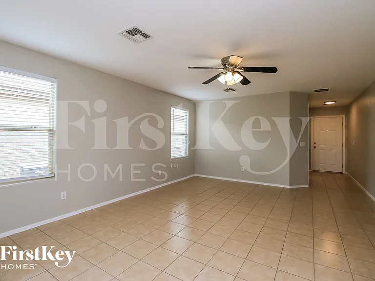 941 E Leslie Ave — Photo 2