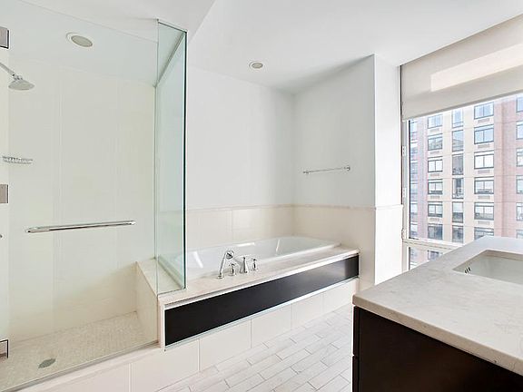 4th image of 207 E 57th St APT 20B