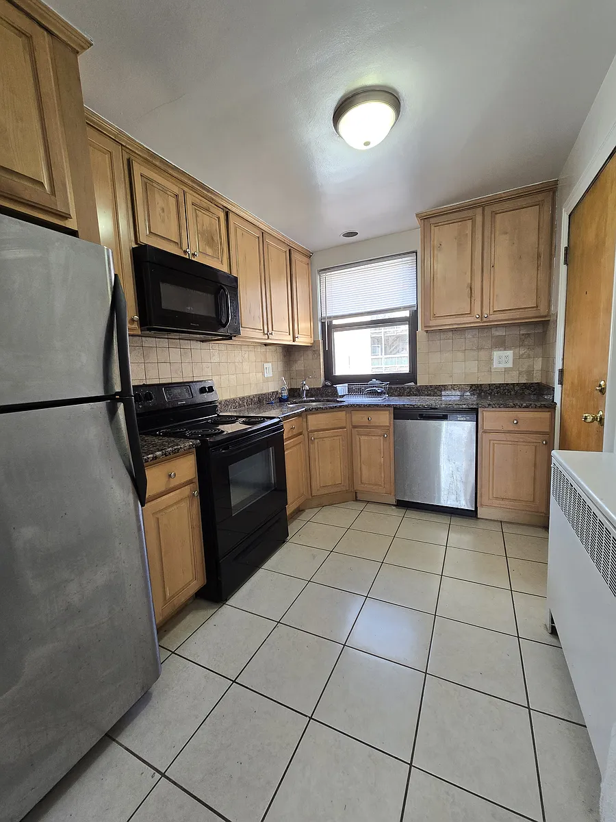 Building Photo - 7324 N Ridge Ave #2E