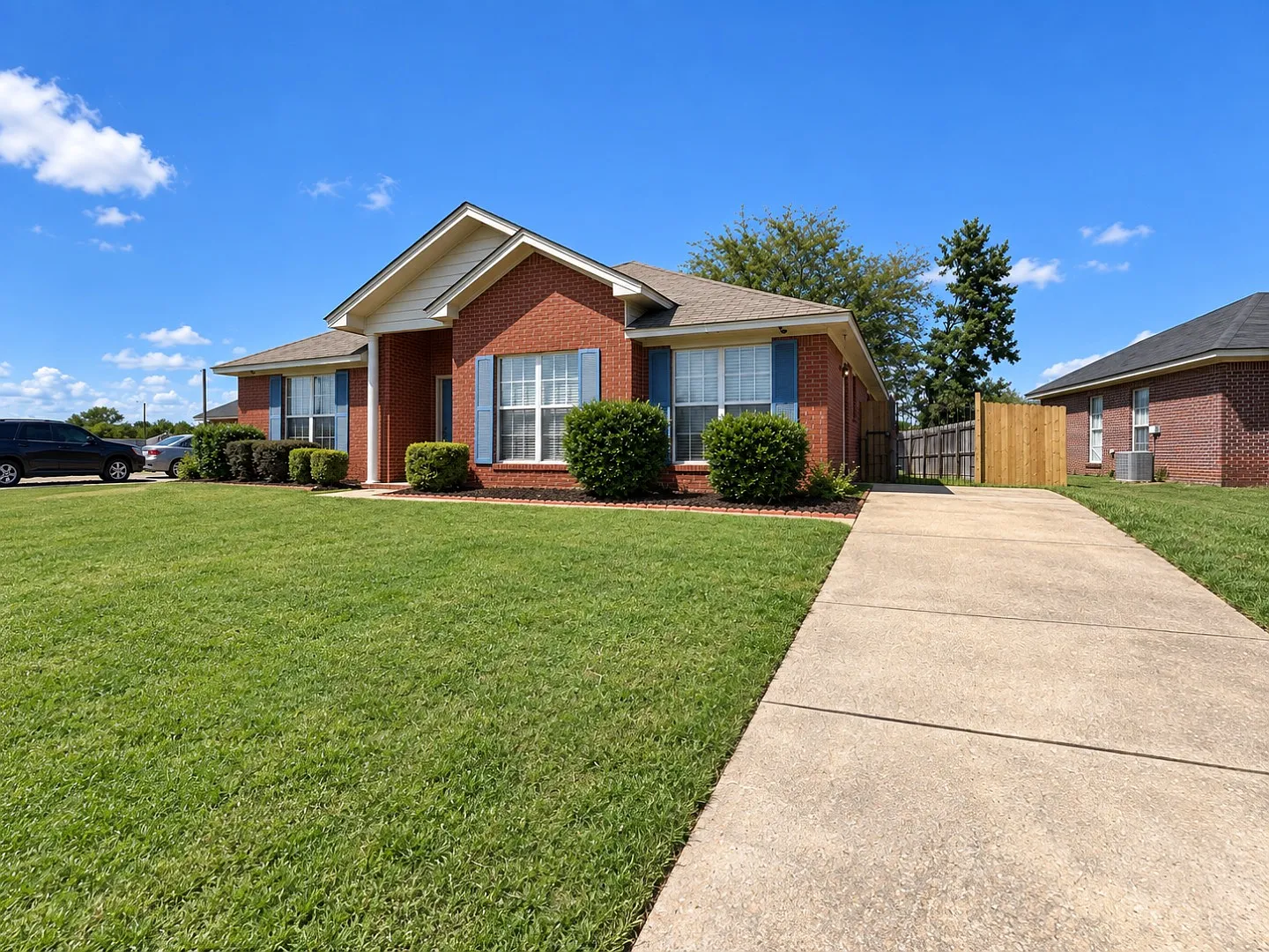 6107 Blackstone Dr — Photo 2