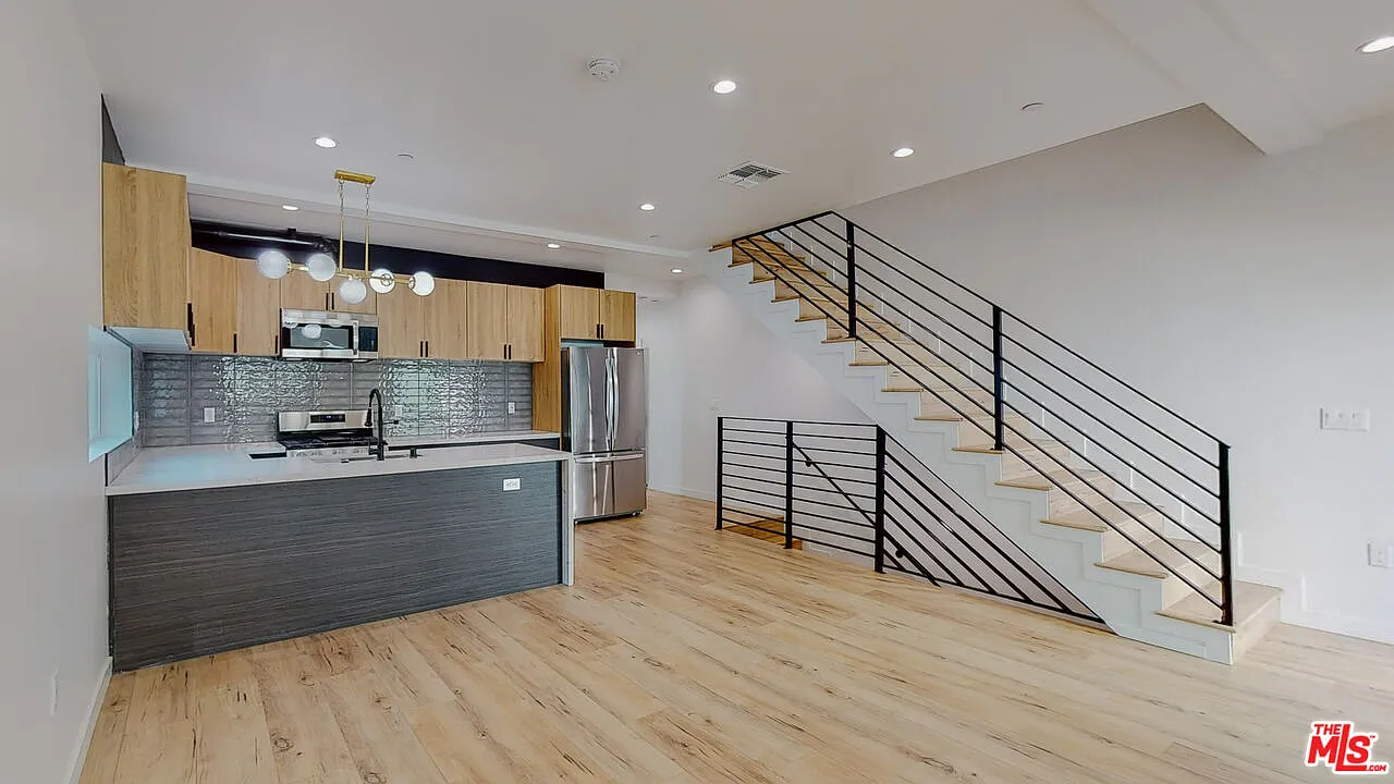 3 bed, 1550 sqft, $3,461 — Photo 1