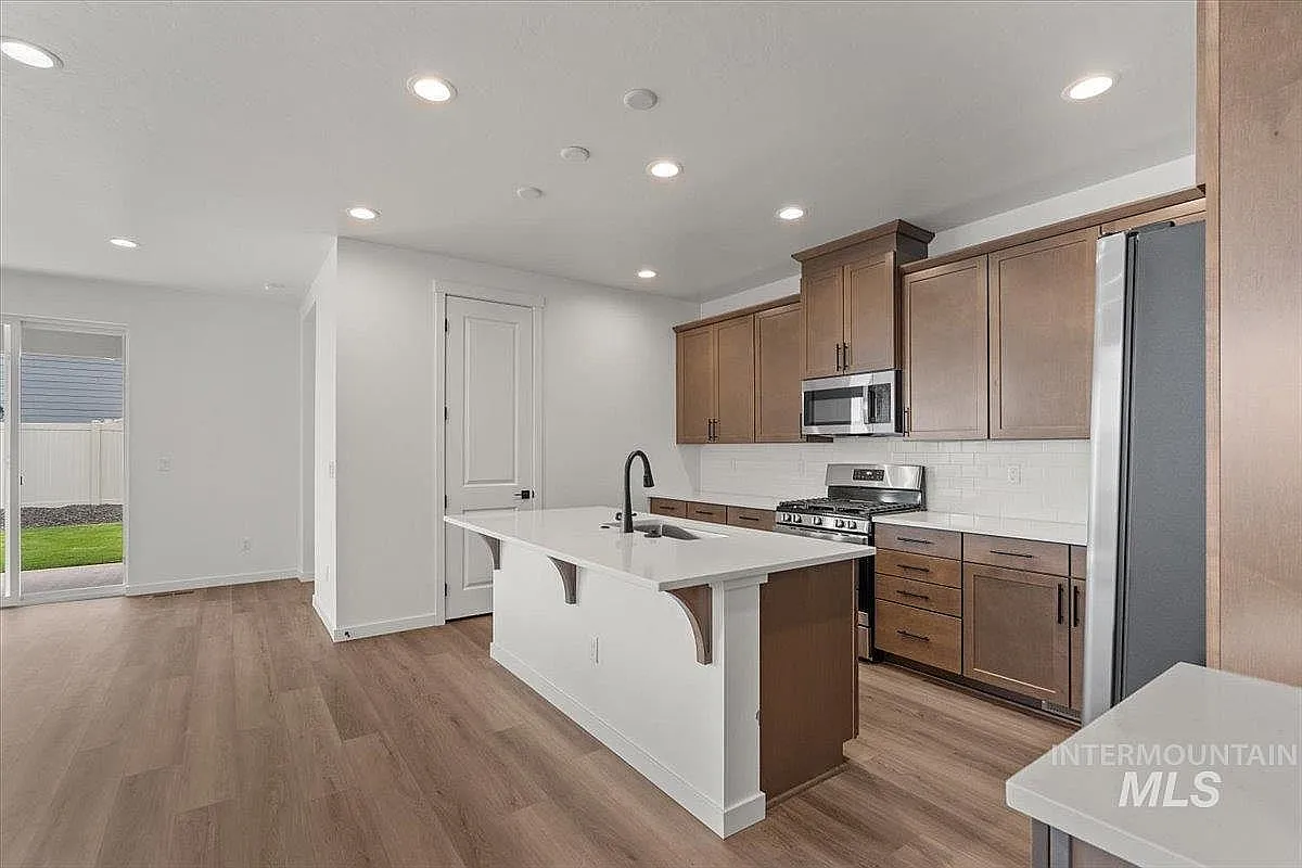 4 bed, 2077 sqft, $2,800 — Photo 3