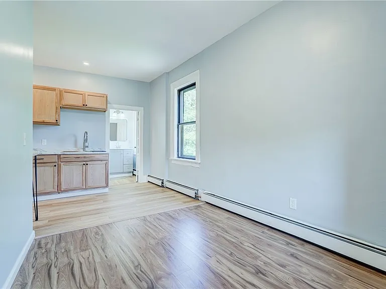 90 Henrietta St #4 — Photo 6
