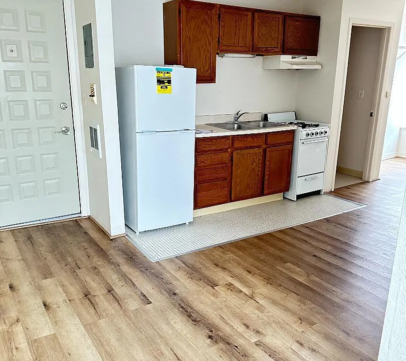 127 1/2 Welch Ave #203