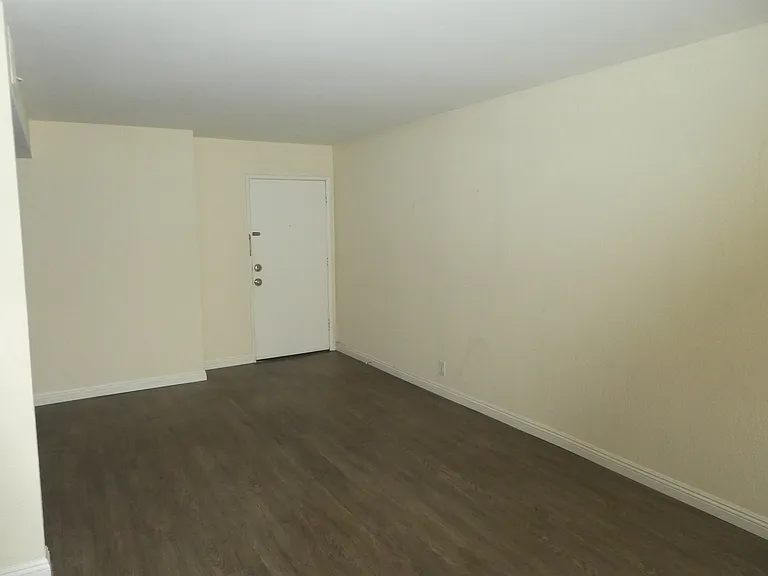 4453 Woodman Ave #9 — Photo 11