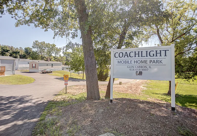 4 Coachlight Trailer Park — Photo 2