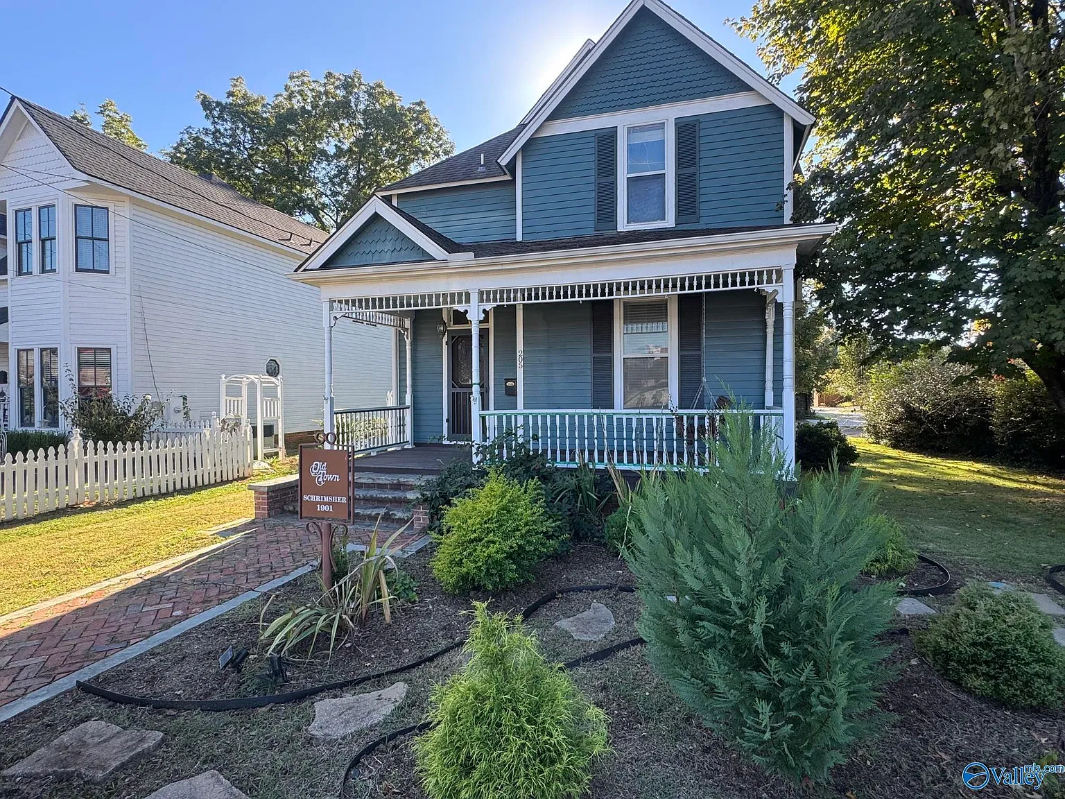 3 bed, 3.0 bath, 2307 sqft, $3,200 — Photo 2