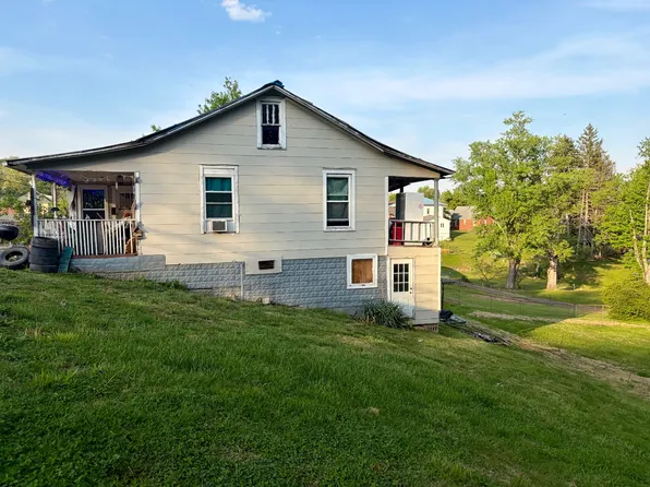8 Whiting Ave, Glenville, WV 26351