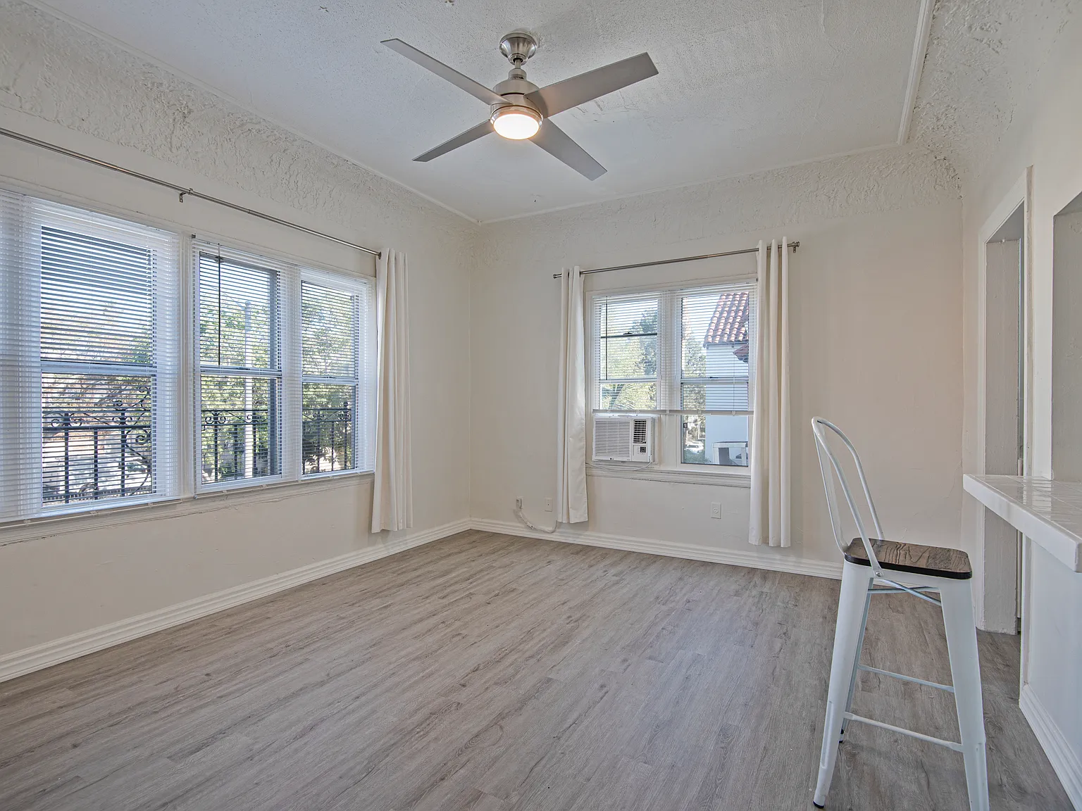 Spacious and Inviting Studio with Walk-In Closet and On-Site Laundry ~ In Vibrant Koreatown! — Photo 2