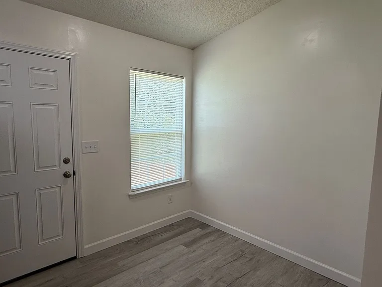 404 Kingville Dr — Photo 4