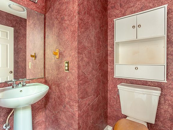 4th image of 56 Reservation Ct