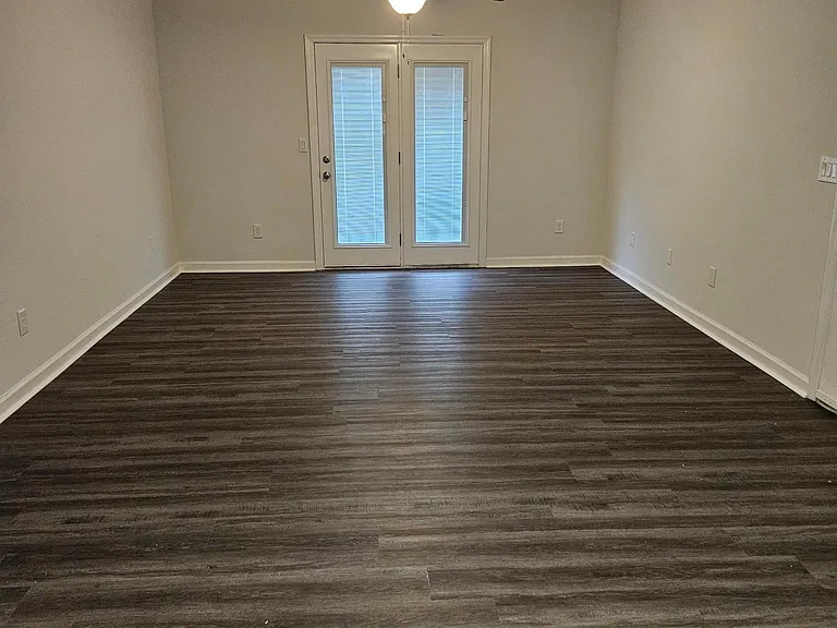 Redwood Park Apartments — Photo 21