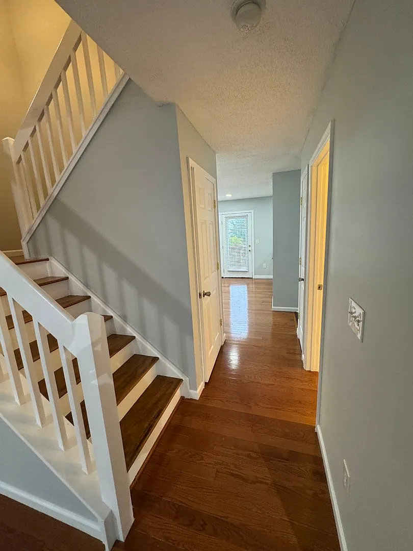 Spacious 3-Level Townhouse in Harrisonburg — Photo 4