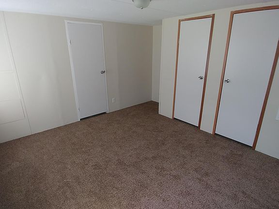 LARGE MASSTER BEDROOM WITH DOUBLE DOOR CLOSET