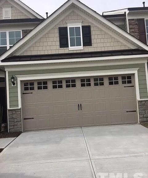 1007 Mirbeck Ln — Photo 1