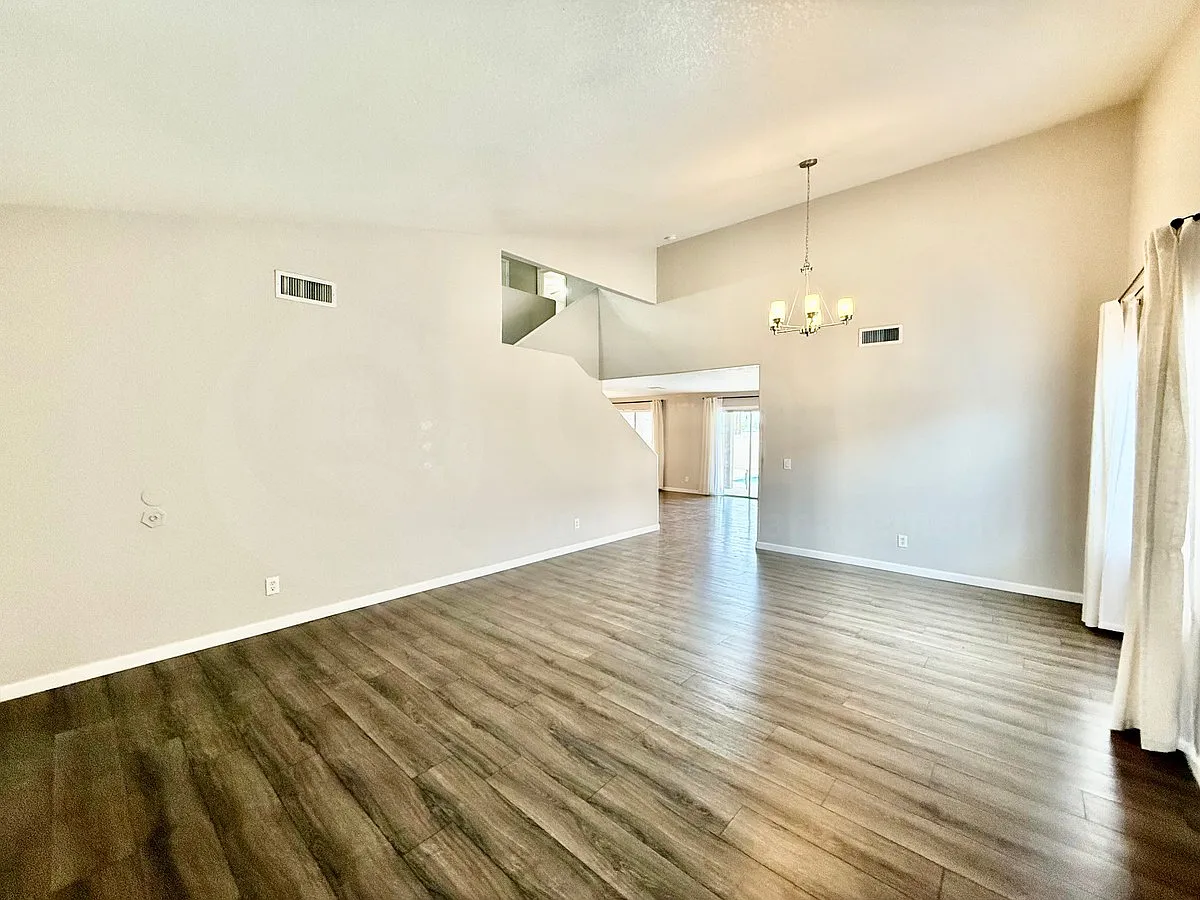 4 bed, 2.5 bath, 1999 sqft, $2,550 — Photo 4