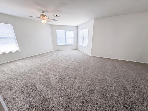 4th image of 305 Edgewood Cv