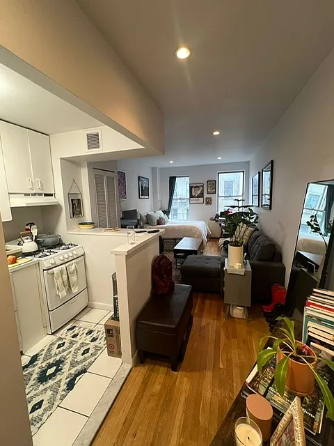 Building Photo - 244 E Houston St #4B