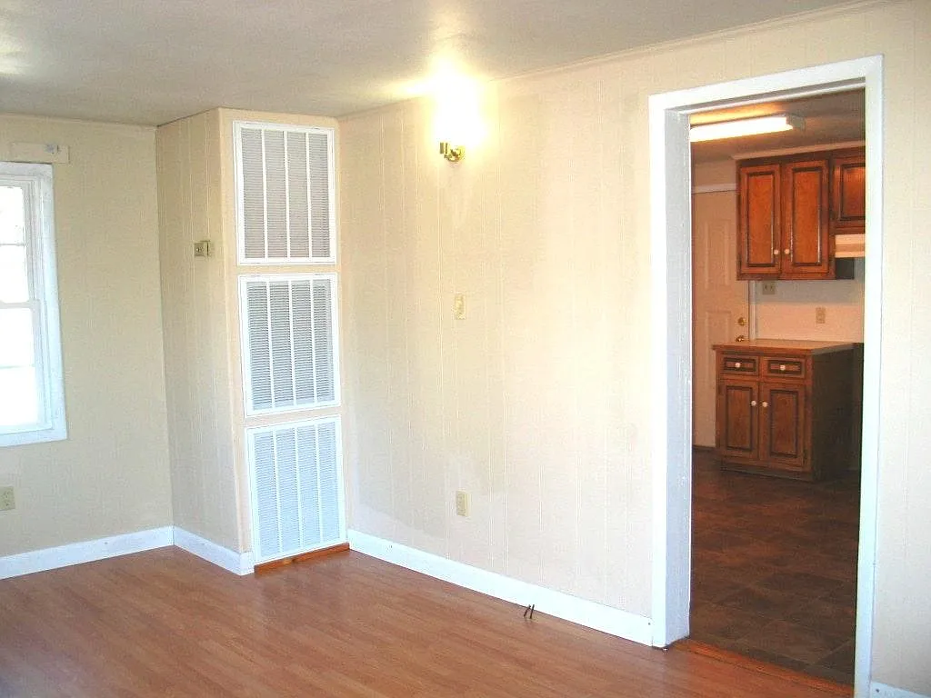 4 bed, 1.5 bath, 1071 sqft, $1,600 — Photo 3